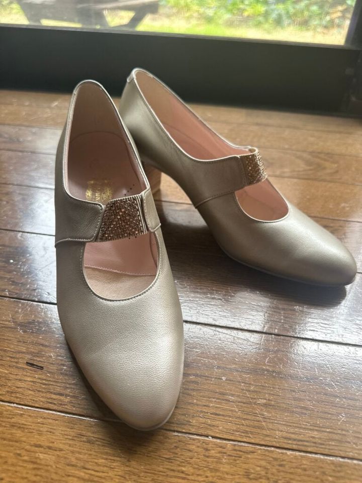 甲ストラップつきパンプス