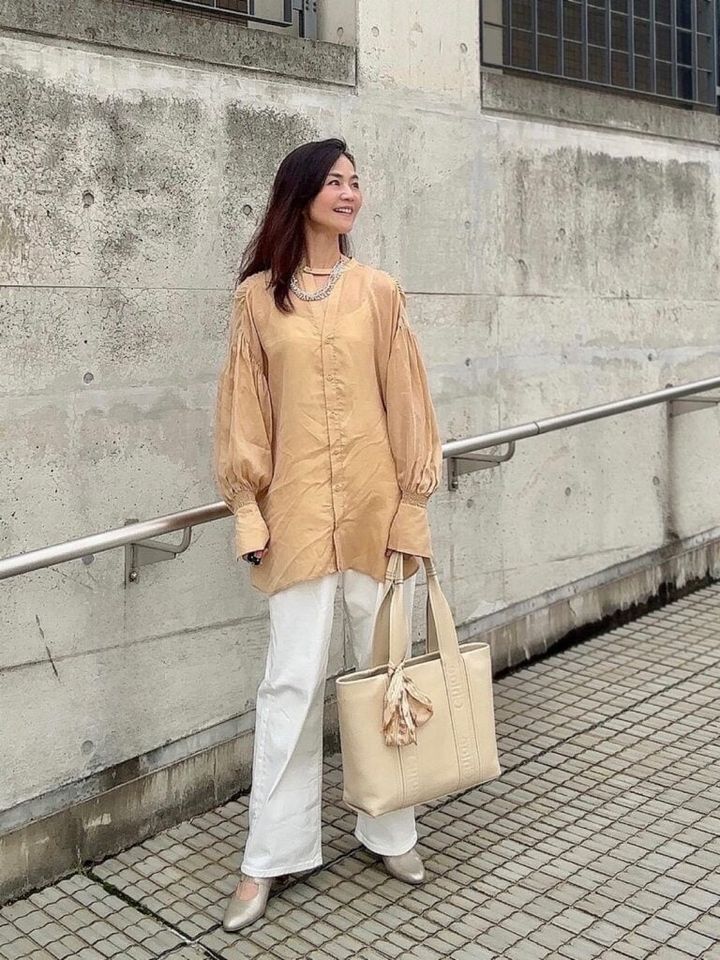 甲ストラップつきパンプス