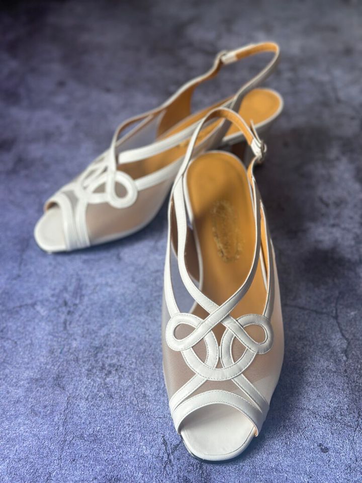 ヒールストラップつきサンダル