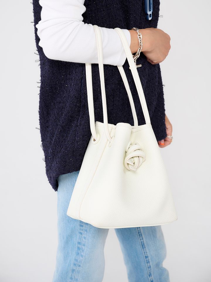 クラウドチームVERY髙松愛梨の春のジレコーデのバッグ