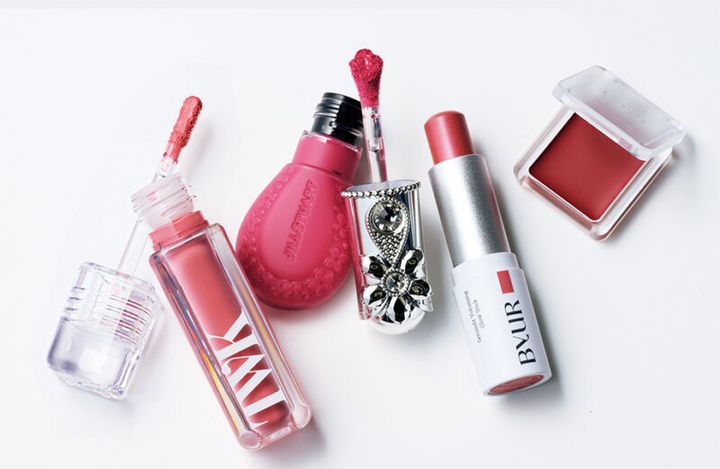 （右）★ぽっと上気したような血色感を作るローズレッド。ちふれ リップ＆チーク バーム RS40 ￥550／ちふれ化粧品 （中右）ベージュが入ったような落ち着いたローズ。バイユア セラムフィット ボリューミング グロースティック03 ￥2,090／Hamee （中左）明るすぎないカシスレッド。ジルスチュアート ブルームドロップ リップ＆チーク シフォン10 ￥3,300／ジルスチュアート ビューティ （左）フレッシュな印象になるコーラルピンク。TWKシン チーク＆リップジェル ジェントル ピンク ￥4,950／FTC