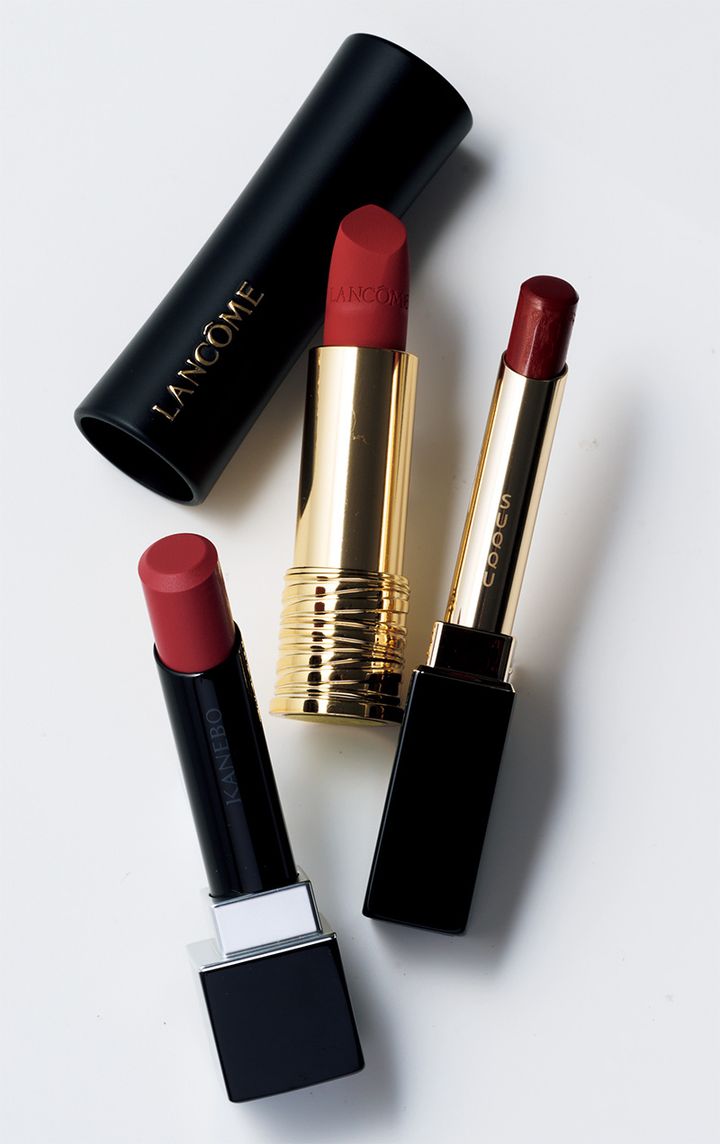 （右）深みのある赤。ベルベット フィット リップスティック 09 ￥5,830（セット価格）／SUQQU （中）ドラマティックな青みピンク。乾燥しにくい。ラプソリュ ルージュ ドラママット 271 ￥5,610／ランコム （左）★まろやかに伸び広がるピンクレッド。カネボウ ルージュスターブリーズ B105 ￥4,620／カネボウインターナショナルDiv.