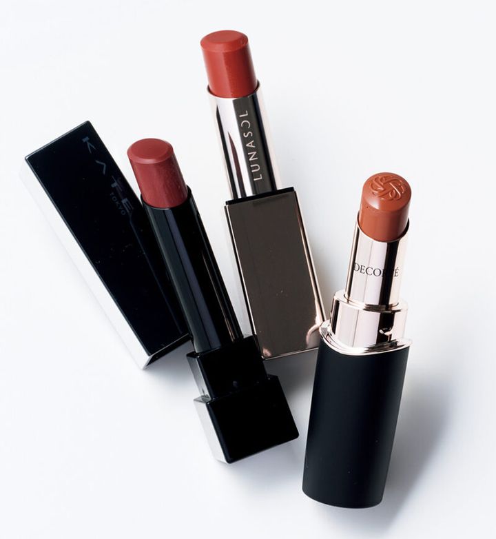 （右）★透明感のあるナチュラルなベージュブラウン。ルージュデコルテ クリームグロウ24G¥5,500／コスメデコルテ （中）ほんのりピンク味を感じる優しいブラウン。ルナソル ベアカラーバーム 02 ￥4,620／カネボウ化粧品 （左）なめらかな質感の落ち着いた赤みブラウン。ケイト リップモンスター EX-5 ￥1,540（編集部調べ・限定発売）／カネボウ化粧品