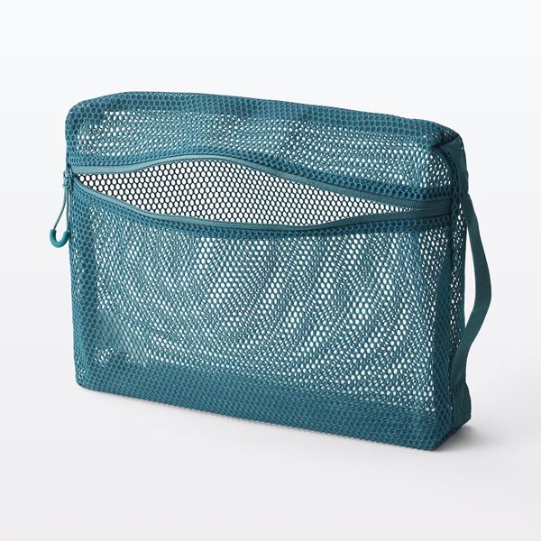 ワークマンの神アイテム！話題の“不審者パーカー”が品切れ続出の大ヒット！