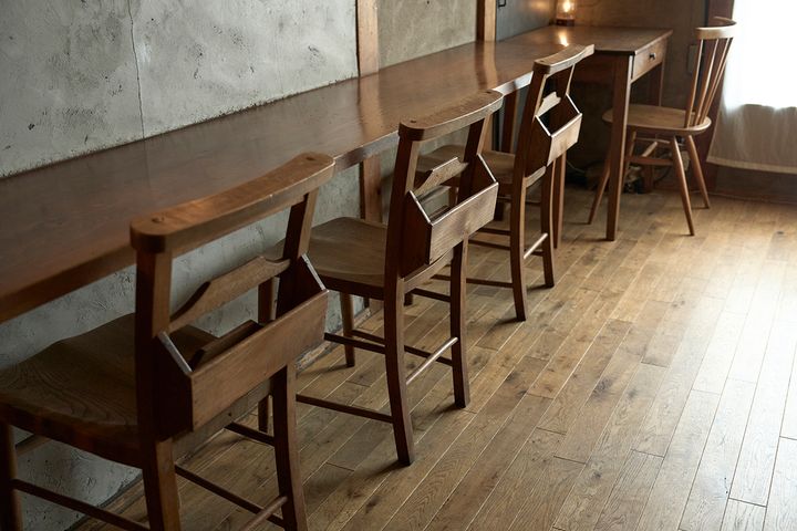 キッチンを向いたカウンター席