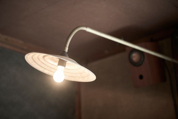 時代の蓄積を感じられるランプも素敵
