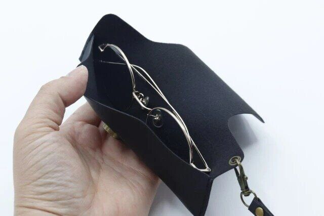 ダイソー レザー調ループ付メガネケース