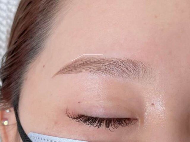 眉山から眉尻にかけてカクっと