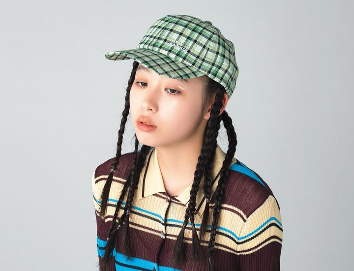 淡いグリーンベースのチェック柄がレトロなムードを演出するベースボールキャップ。