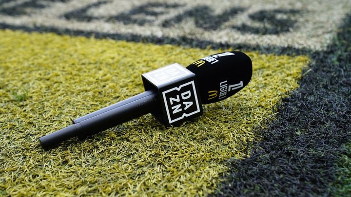 「JリーガーのグラドルへのDM問題」特集の“ぶっちゃけ過ぎ”公式番組に批判殺到…