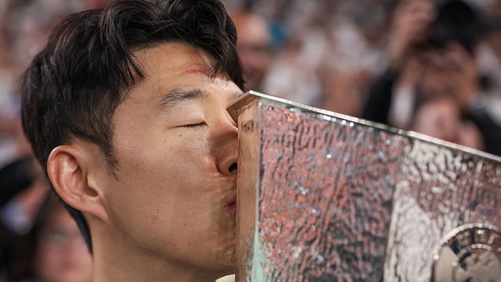 トロフィーを掲げた32歳アジア人選手、頭部を負傷していた「誰かに押されたんだ」