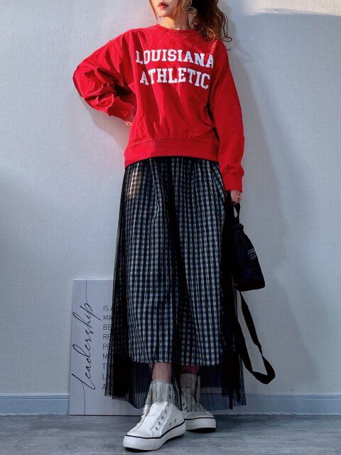ギンガムチェック柄のチュールスカートにレッドのTシャツを合わせて遊び心のあるコーデ♪