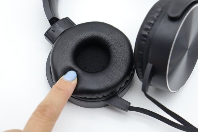 ダイソー 有線ヘッドホン（1.2m） やわらかい