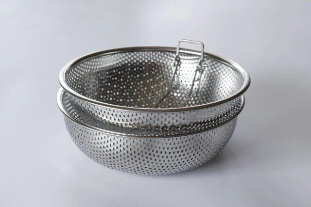 ダイソー 折りたためるステンレスパンチングザル（19cm）