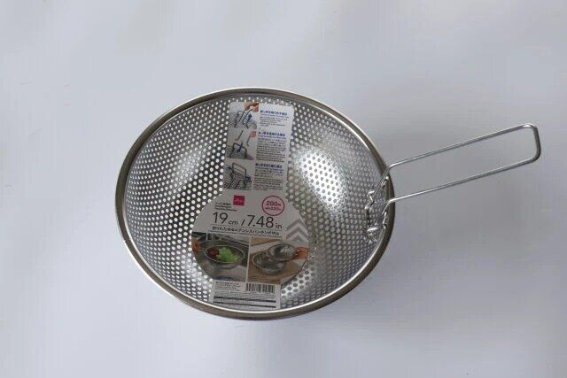 ダイソー 折りたためるステンレスパンチングザル（19cm） パッケージ