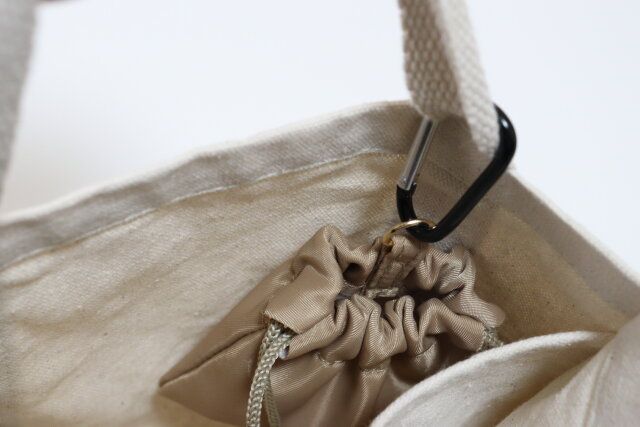 ダイソー 巾着型バッグチャームポーチ カラビナ