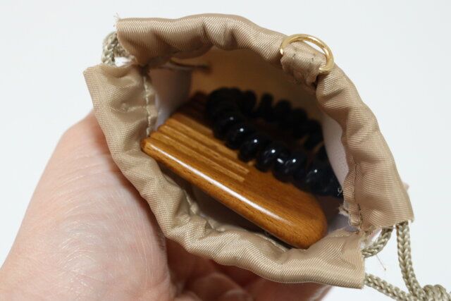 ダイソー 巾着型バッグチャームポーチ 使用例 サイズ感 コーム ヘアゴム