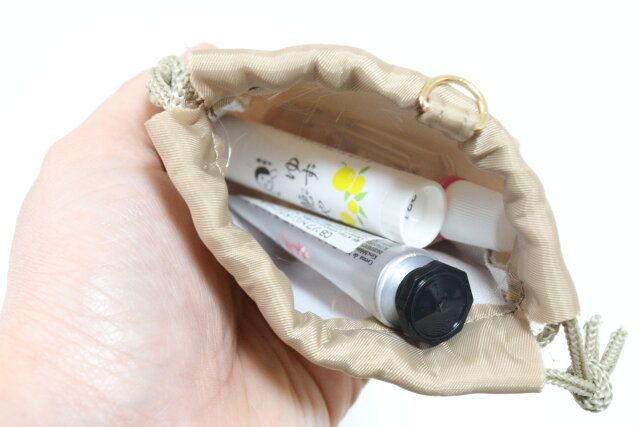 ダイソー 巾着型バッグチャームポーチ 使用例 サイズ感 リップクリーム ハンドクリーム 目薬