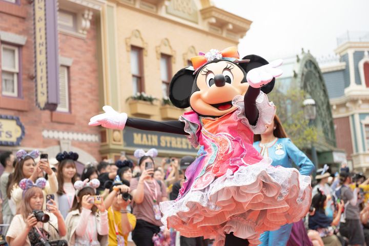 香港ディズニーランド・リゾートが20周年！ 記念イベント「The Most Magical Party of All」へはミッキーたちと一緒にマジカルなファッションで。