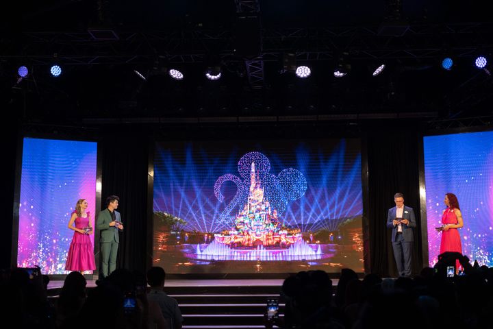 香港ディズニーランド・リゾートが20周年！ 記念イベント「The Most Magical Party of All」へはミッキーたちと一緒にマジカルなファッションで。