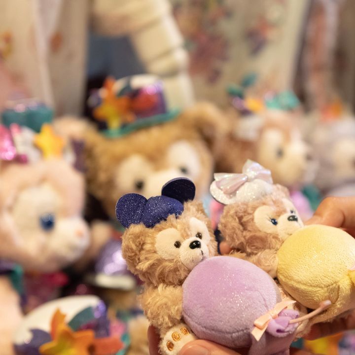 香港ディズニーランド・リゾートが20周年！ 記念イベント「The Most Magical Party of All」へはミッキーたちと一緒にマジカルなファッションで。