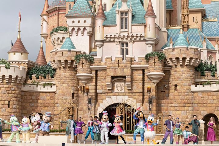 香港ディズニーランド・リゾートが20周年！ 記念イベント「The Most Magical Party of All」へはミッキーたちと一緒にマジカルなファッションで。