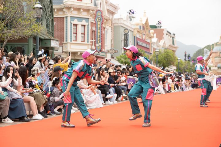 香港ディズニーランド・リゾートが20周年！ 記念イベント「The Most Magical Party of All」へはミッキーたちと一緒にマジカルなファッションで。