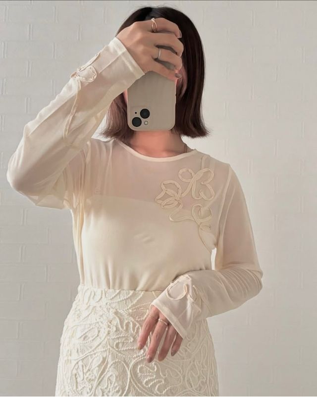 コード刺繍シアートップス