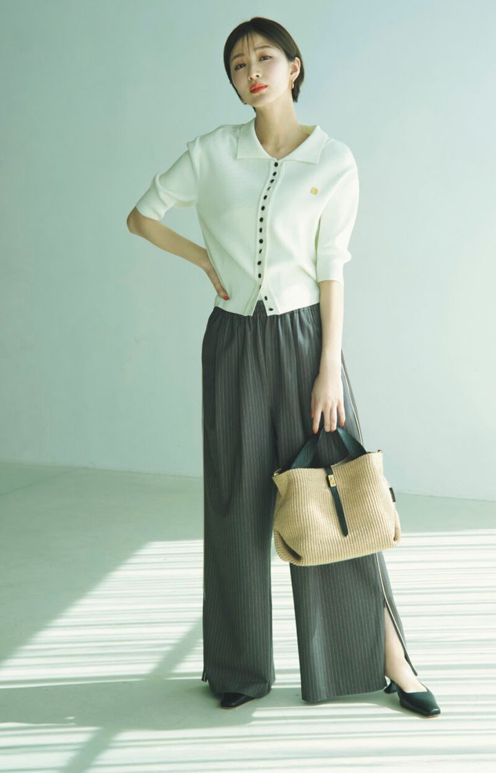 かごバッグ［H21×W29×D13］ ￥27,500（ヴィオラドーロ／ル タロン 有楽町マルイ店） ニットカーディガン￥48,400（ガブリエル リー／ジャーナル スタンダード レサージュ 丸の内店） パンツ￥13,200（アングリッド） ピアス￥15,400 （カラ・ユ／ショールーム ロイト） ミュール￥33,000（ペリーコ サニー／アマン）