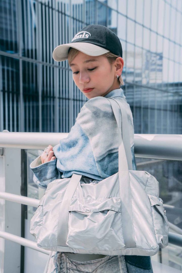 画像4: トレンドを押さえた、水色 × シルバーの春先コーデ