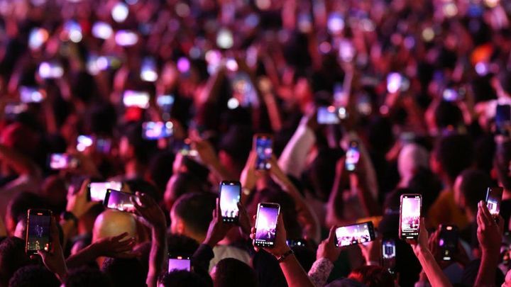 客席で裸踊りした40歳ファン、映像がバズって悲劇に…妻からは離婚宣告、国は「クラブも処罰」を検討