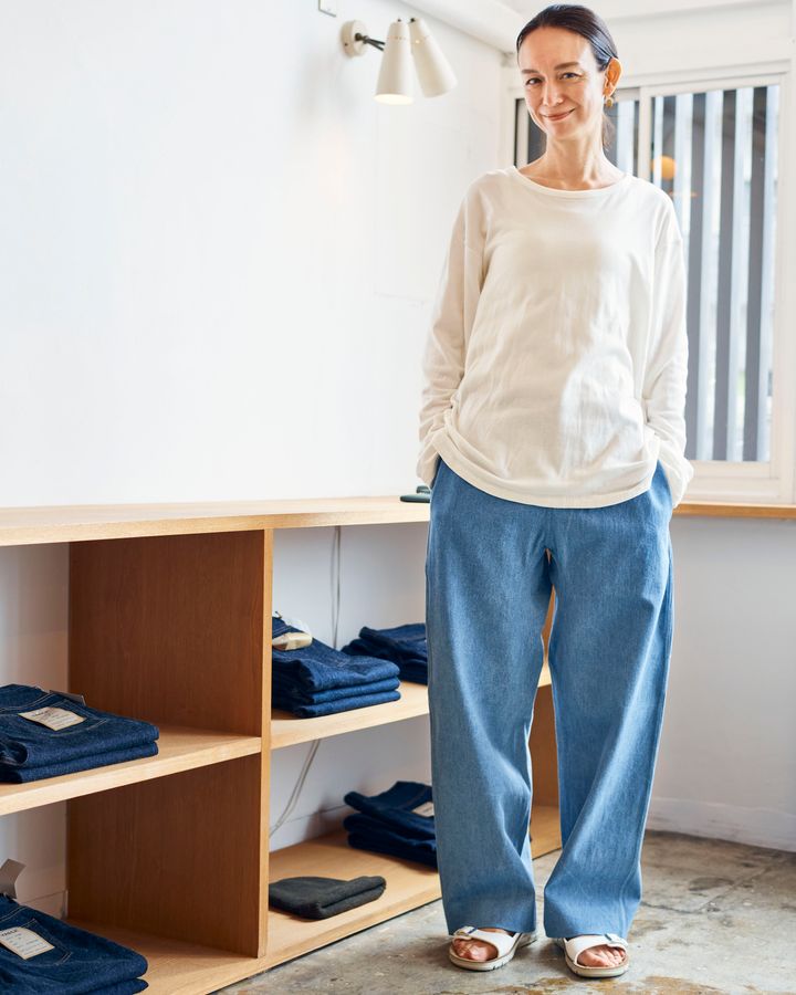 〈ヤエカ〉で見つけたのは、白カットソーとデニムパンツで極めたベーシックさ【デニム上手をスナップ】