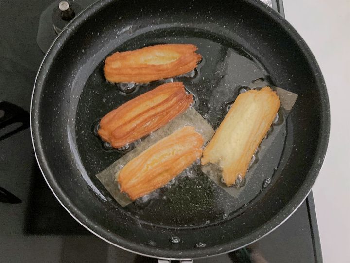 片面がきつね色になったチュロス