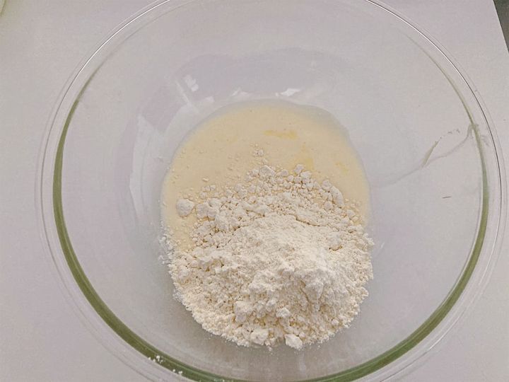 溶かしたスーパーカップとホットケーキミックスを合わせる