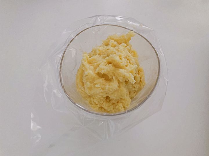 生地を絞り袋に入れる