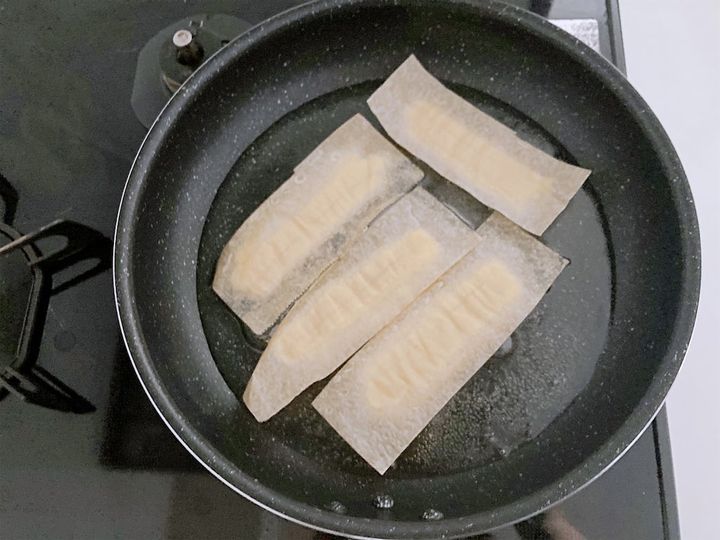 油で生地を揚げていく