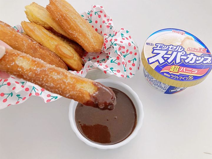 チョコレートソースをつけたチュロス