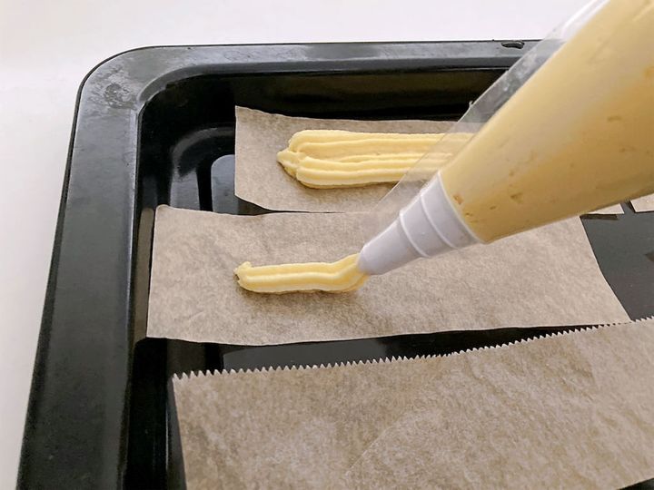 カットしたオーブンシートの上に生地を絞る