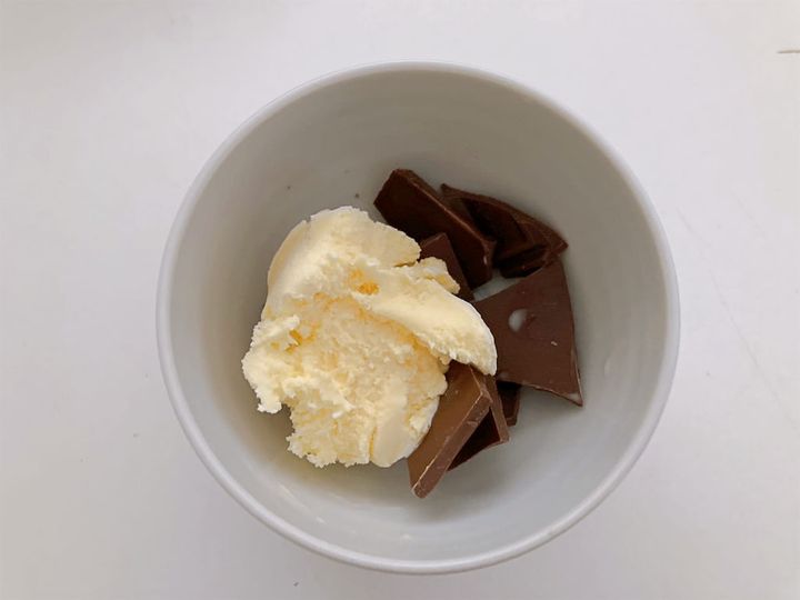 スーパーカップとチョコを溶かしてソースを作る