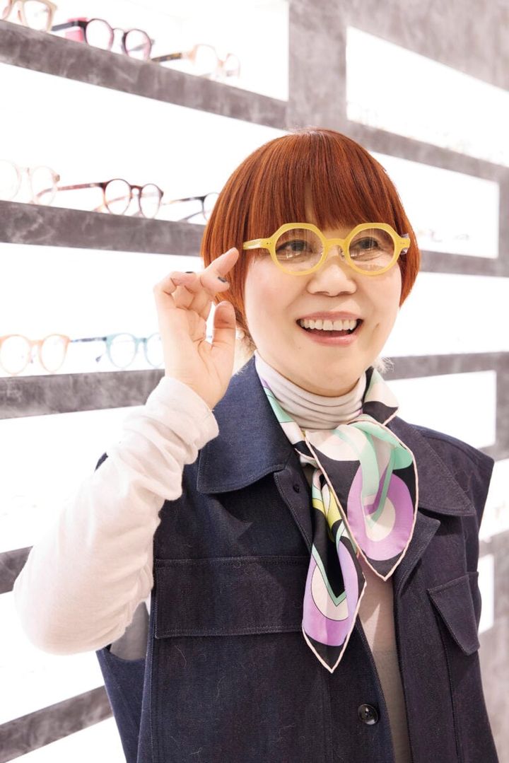 「gen」のクラウンバント形のフレームに「これくらいインパクトがあってもいいね」と山本さん。