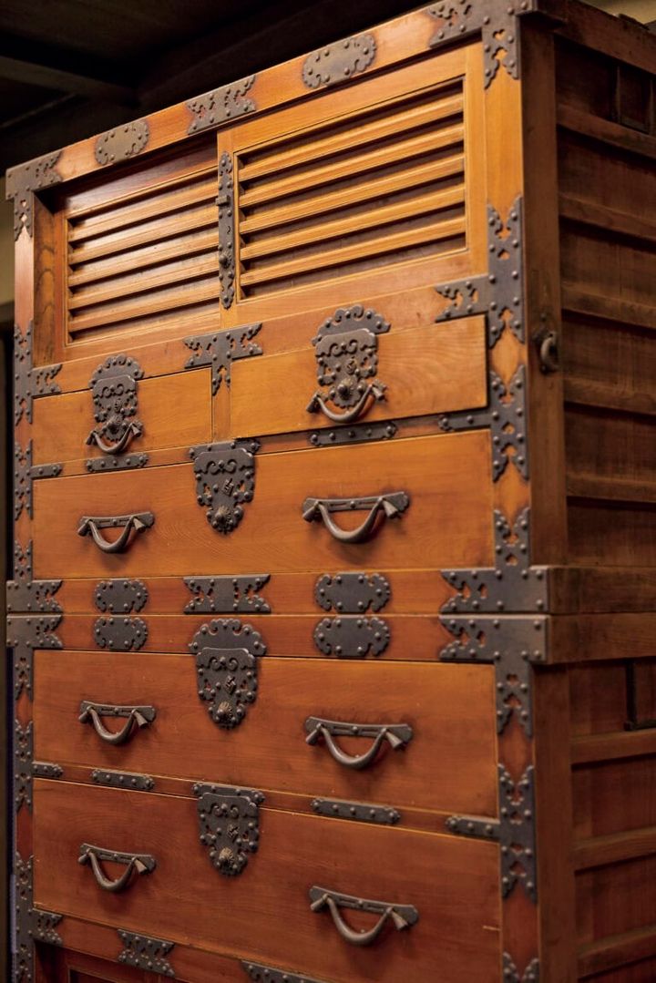 江戸時代に作られた車簞笥。金庫として使われ、火事の際に持ち出せるように車輪がついています。