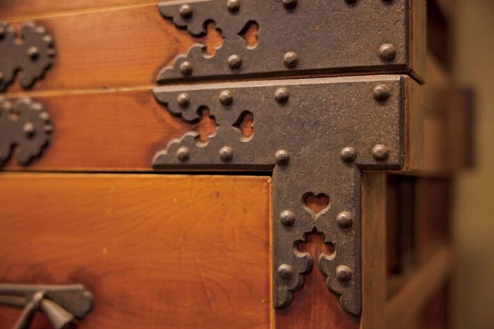 金具にあしらったハート形の「猪目（いのめ）」には、魔除けの意味があるそう。