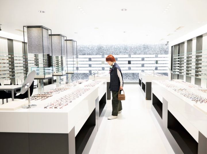 白が基調のスタイリッシュなアンテナショップ。