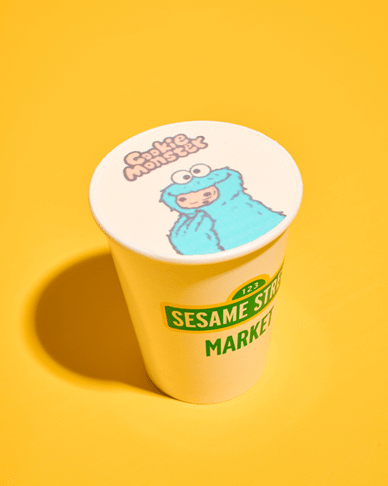 「COOL VIBES with Cookie Monsterキャラクターラテ 」650円