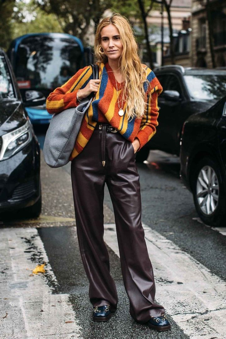 画像: カラフルトップスに辛口パンツを添えて