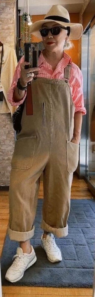 デニムオーバーオール×スニーカー