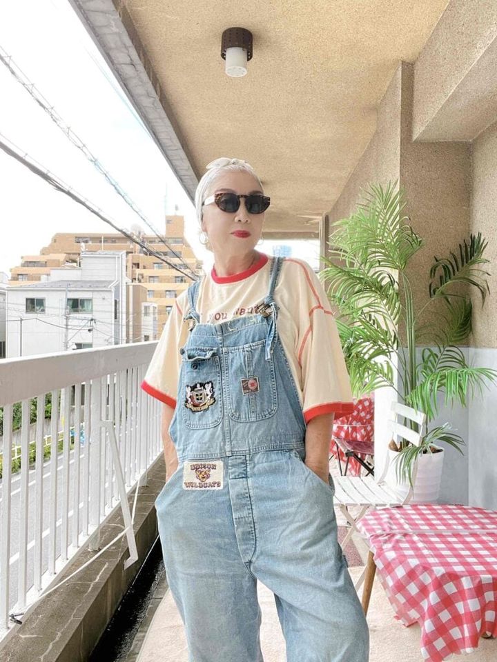 オーバーサイズのデニムオーバーオール