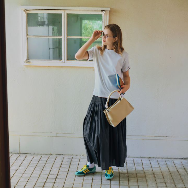 カラースニーカーには白ソックスが正解！ 春夏のおしゃれな足もとコーデ10選