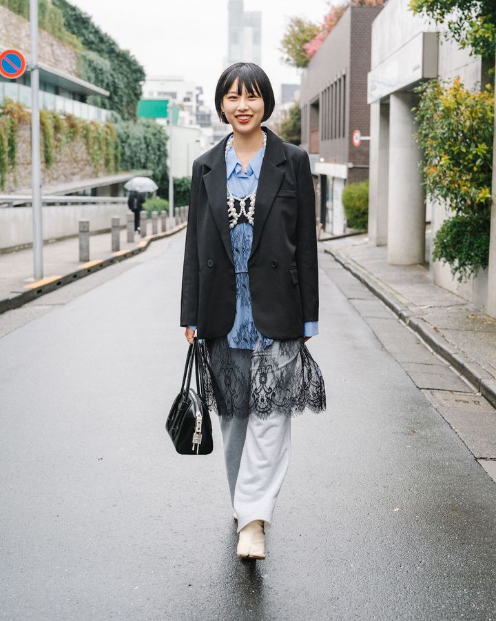 お洒落な“ブルーシャツ”の重ね着コーデ5選。爽やかな色はこれからの季節に活躍！【TOKYO SNAP】