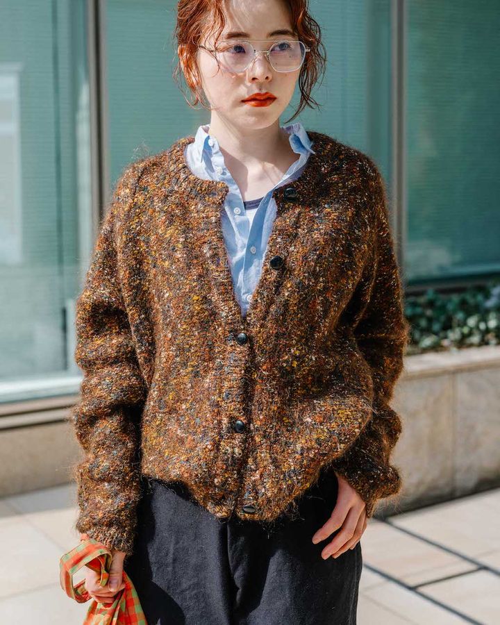 お洒落な“ブルーシャツ”の重ね着コーデ5選。爽やかな色はこれからの季節に活躍！【TOKYO SNAP】